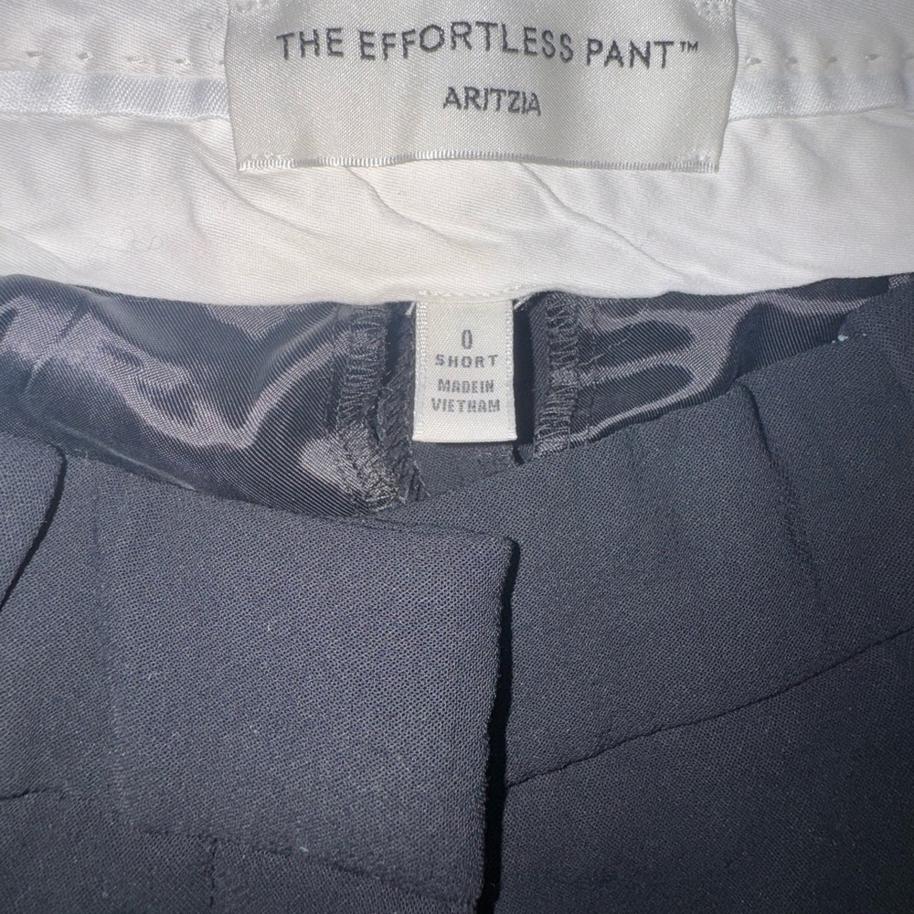 Aritzia Effortless Pant™ in Crepette™ fabric in Black 🖤 - Picture 4 of 4